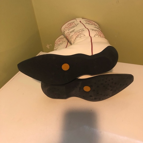 ADAMS white boots almost like new white leather with a great design - - Picture 5 of 5